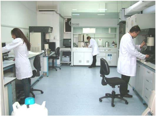 Yüzey ve Gözenek Karakterizasyon Spektroskopi Kromatografi Mikroskopi Laboratuvarı Laboratuvarı ve (YGL) Fermentasyon (MKL) (SPL) Laboratuvarı (KFL) Kimyasal Analiz (KAL) Doku Kültürü Laboratuvarı