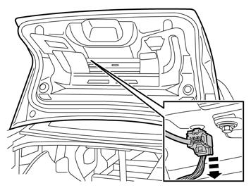 16 Plaka aydınlatması konektörünü ayırın. IMG-254110 17 Bagaj kapağı trim şeridini bagaj kapağından ve plaka aydınlatması panelinden levyeyle dikkatlice çıkarın.
