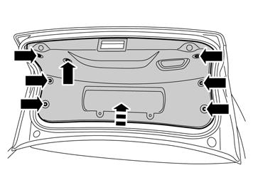 45 Plaka aydınlatma konektörünü bagaj kapağının içine bağlayın. IMG-255747 46 Paneli bagaj kapağının içine geri takın.