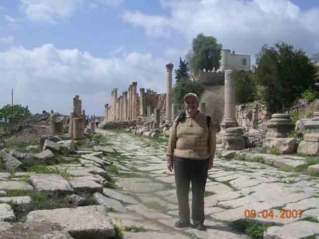 08.04.2007 GERASA (JERASH) Önce Gerasa antik kenti öğleye kadar gezildi. Kum altında kaldığından aynen gelmiş. Harika bir kent, böyle korunmuş bir kent daha önce hiç görmedim.