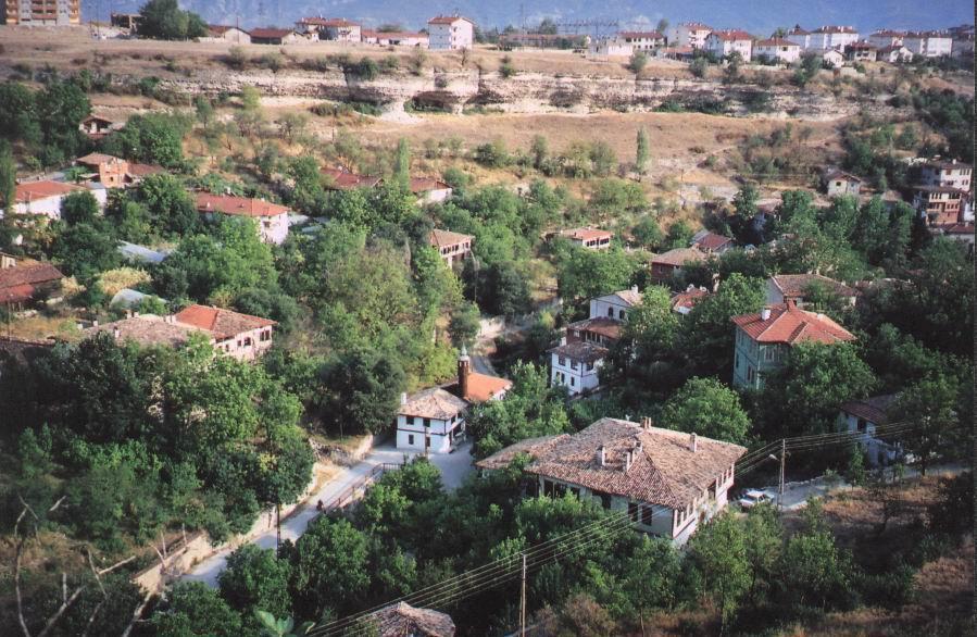 232 Ayrıca, ġeker ve Kurban Bayramlarının ilk günü, sabah erkenden kahvehane, mutlaka açılır, çaylar içilir; namaz sonrası kahvehanenin önünde mahalleli bir çember oluģturarak bayramlaģırdı.