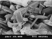 31 Resim 2.1. Alçı kristallerinin SEM ve optik mikroskopta görüntüleri [99] Ca(OH) 2 + MgSO 4 CaSO 4 + Mg(OH) 2 (2.16) Ca(OH) 2 + MgSO 4 + 2H 2 O CaSO 4.2H 2 O + Mg(OH) 2 (2.17) Ca(OH) 2 + Na 2 SO 4.