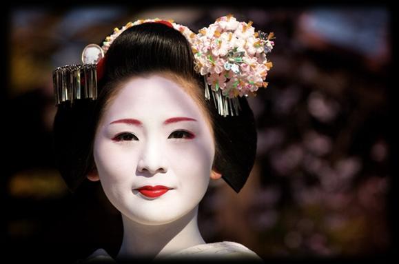 Gejša Je najkrajší symbol starého Japonska. Gejše sú spoločníčky zámožných pánov oblečené do hodvábneho červeného kimona vyšívaného zlatou niťou.