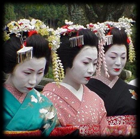 biedy. Budúce gejše, tzv. maiko museli poctivo navštevovať školu inoue, kde sa usilovne učili najrôznejším druhom japonského tradičného umenia.