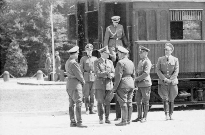 orduları Paris e girdi. Fransız ordusu Paris te Hitler e teslim olduğunu bildiren mütarekeyi imzaladı. Hem de 1.