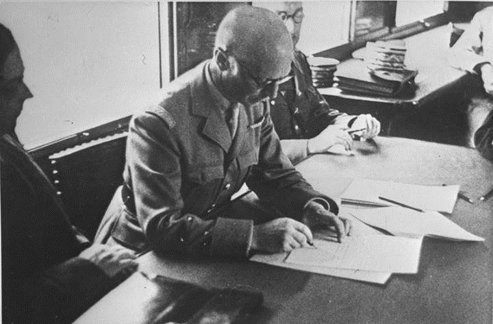 Fransız General Charles Huntziger Compeigne mütarekesini imzalarken 1944 yılına kadar Avrupa da NAZİ kasırgası hüküm sürdü. Hitler in askerleri Avrupa ya korku saldı.