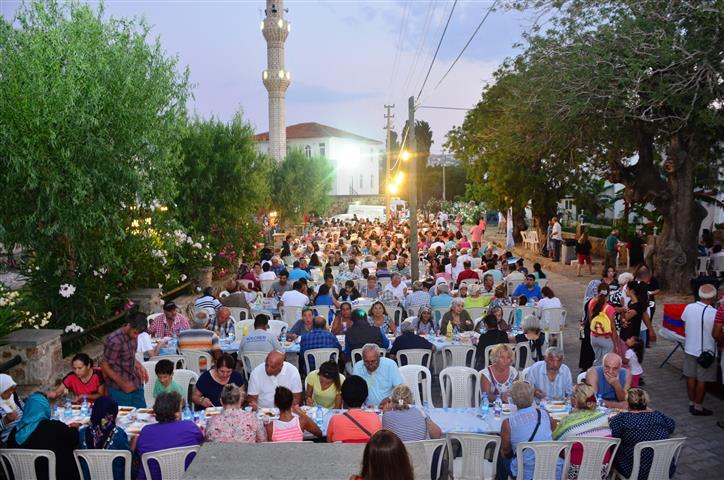 Gümüşlük te iftar Bodrum Belediyesince düzenlenen iftar yemekleri Gümüşlük ile devam etti.