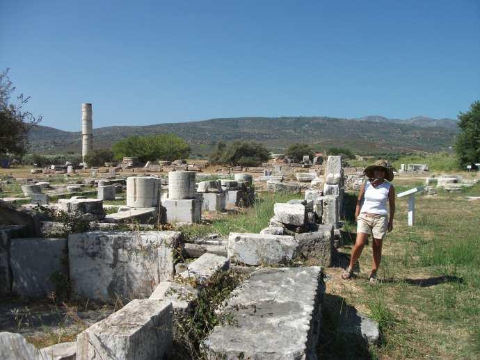 Hera Antik Kenti-Samos Sığacık Körfezi İlk durak Samos Adası. Pitagorion Limanı na kıçtankara bağlanıyoruz. Hera Antik Kenti 6,5 km uzunluğundaki yol ile Pitagorion a kadar uzanıyormuş.