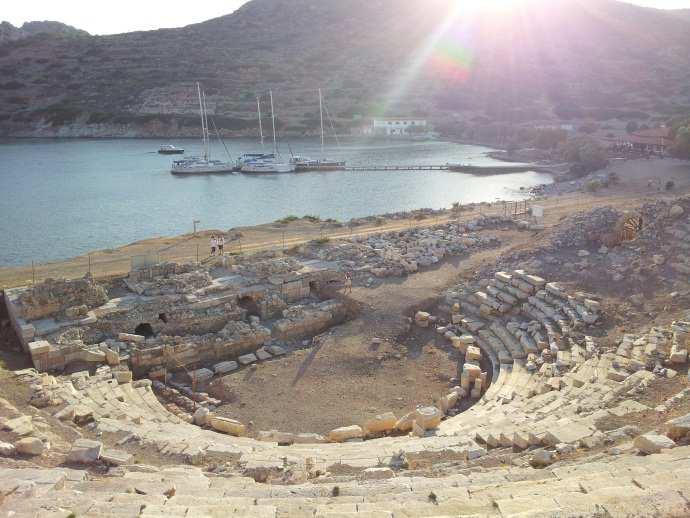 Knidos Antik Kenti Meteoroloji Koyu nda hoş geldin içkisi Metin votka, domates suyu ve karabiberle hoş geldin içkisi hazırlıyor. Bardakta Votka üstte, domates suyu altta.