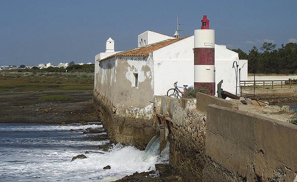Resim 4. Portekiz de (Alvarge Olhão bölgesi, Ria Formosa Milli Parkı) halen faal olan bir gel-git değirmeni (http://en.wikipedia.org:80/wiki/file:olhao_tide_mill.jpg) Picture 4.
