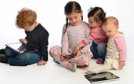 Tablet ve Akıllı Telefonlar Çocuklar 3-4 yaşlarındayken arkadaşlarıyla yan yana fakat tek başına oyun oynarlar. Böylece bir yandan oyun oynarken bir yandan da arkadaşlarını gözlemleme şansı bulurlar.