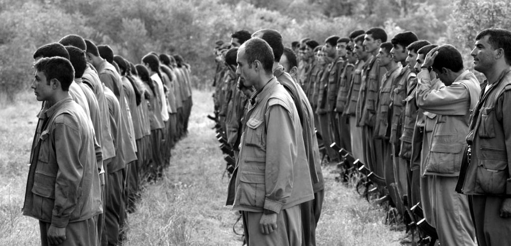 80 SERXWEBÛN Nisan 2009 bir aslan and rarak f rlayan mermiler bütün geceyi bir anda doldurmufltu. Bu sesler içinde askerlerin ç l klar dahi duyulmuyordu.