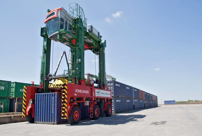 SC, konteynerleri kaldırıp taģıyabilmektedir. Üst üste dört konteyner istifleyebilmektedir. Stacker araçlardan farkı taģıma miktarının ve hızının daha fazla olmasıdır.