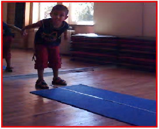 Resim 4: Durarak Uzun Atlama Durarak Uzun Atlama Testi Testin Amacı: Çocuğun iki ayağını kaldırıp, vücudunu ileriye doğru