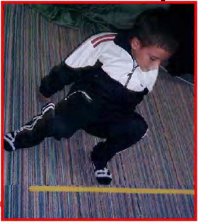 Resim 3a: Başlama resim 3b: Topu alış Resim 3: Çeviklik Çeviklik Testi Testin Amacı: Çocuğun reaksiyon süresi ve koordinasyonu hakkında bilgi edinmektir.