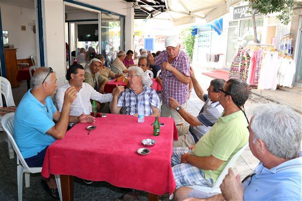 Bodrum Belediye Başkanı Mehmet Kocadon, Yalıkavak Mahallesi Çarşı içinde bulunan kahvehanede, 2014 yerel seçimlerinin ardından kapanan Yalıkavak Belde Belediyesi nin eski başkanlarından Celal