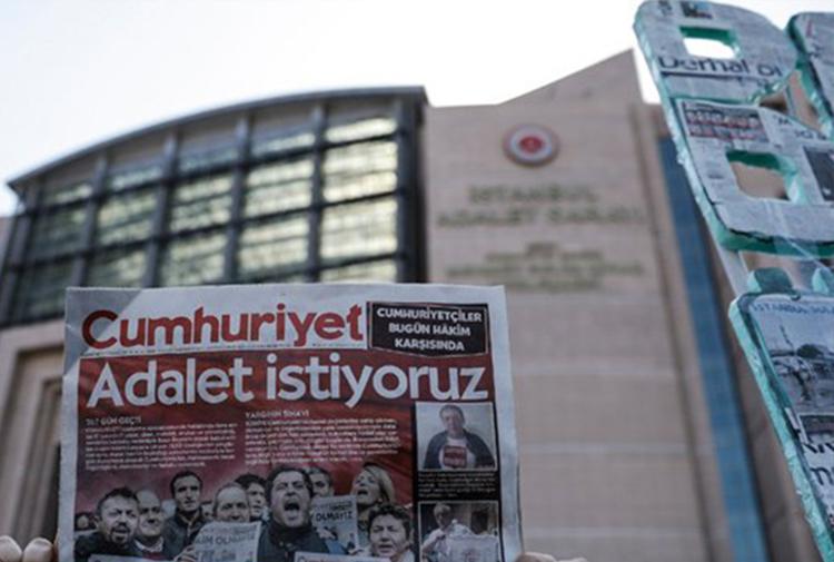 Gülmen ve Özakça'ya ikinci duruşmada da tahliye yok İşlerine iade talebiyle 205 gündür açlık grevinde olan akademisyen Nuriye Gülmen ve öğretmen Semih Özakça nın tutuklu, ihraç edilen öğretmen Acun