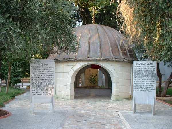 Uzunoluk Çınarlı Camiinde bulunan Sütçü Đmam ın Türbesi.