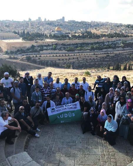 ayetinde şöyle buyuruluyor: Kulunu, kendisine birtakım ayetlerimizi göstermek için bir gece Mescid-i Harâm dan çevresini mübarek kıldığımız Mescid-i Aksâ ya yürütenin şanı pek yücedir.