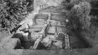 KAZI RAPORLARI EXCAVATION REPORTS Res. 2 Kazı alanının doğudan genel görünüşü Fig. 2 General view of the excavation area from the east Res. 1 Sondaj Q18, şematize plan Fig.