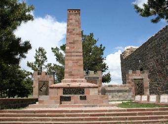 Nene Hatun Tarihi Milli Parkı nın Hüzün Turizmi ve Mabetleşme Yönünden Değerlendirilmesi 229 Fotoğraf 1.11. Nene Hatun Tarihi Milli Parkı İçerisindeki Aziziye Şehitleri Anıtı Kaynak: erzurum.bel.