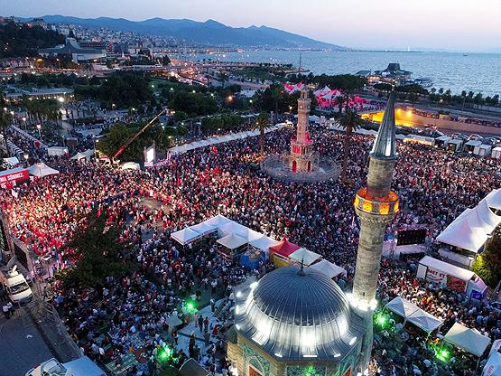 Vatandaşlar, "Katiller millete hesap verecek", "Tek millet, tek bayrak, tek vatan, tek devlet", "Darbeye kalkışan eller kırılsın" sloganları ve tekbirlerle Konak Meydanı'na kadar yürüdü.