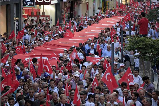 Trabzon Trabzon Öğretmenevi önünden başlayan yürüyüşe ellerinde Türk bayrakları bulunan vatandaşlar katıldı.