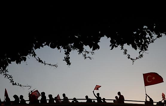 İzmir İzmir Milli İradeye Saygı Platformu öncülüğünde bir araya gelen vatandaşlar, 15 Temmuz Demokrasi ve Milli Birlik Günü dolayısıyla Cumhuriyet Meydanı'ndan Konak Meydanı'na kadar "Milli İradeye