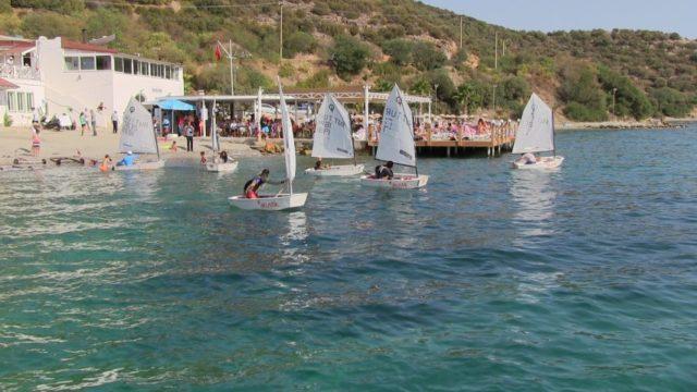 İçmeler Koyu önünde hazırlanan parkurda kıyasıya mücadele eden yarışmacılardan bazıları finiş noktasına yaklaştıkları sırada battılar.