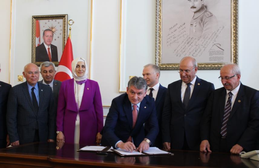 Anadolu Lisesi yapım işine ait protokol Tekirdağ Valiliği (İl Milli Eğitim Müdürlüğü) ile Türkiye Odalar ve Borsalar Birliği arasında imzalandı.