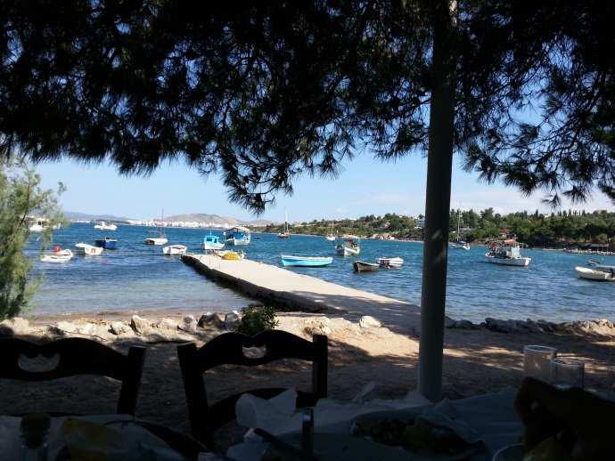 plaja götürmeyi teklif ediyor. Ben tekneyle bu adaya gitmemiştim, merak ediyordum. 22 Haziran 2014 Pazar Todori bizi sabah 10:30 gibi tekneden alıyor.