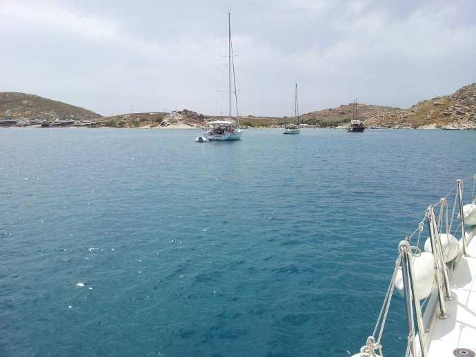 teknesi gidince onun yerine demir atıp alargada kalıyoruz. Naousa, Paros Adası/Yunanistan Ormos Ay Ioanou, Naousa, Paros Adası/Yunanistan Ormos Ay Ioanou da 2 gün deniz molası veriyoruz.