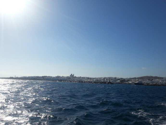 Sık sık sahile yüzüyoruz. 01 Temmuz 2014 Salı Sabah 10:30 gibi komşu ada Naxos a yola çıkıyoruz. Naxos Marina fırtına için daha korunaklı imiş.
