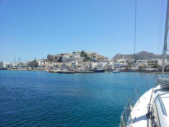 Naxos, Naxos Adası/Yunanistan Ormos Ay Ioanou, Naousa, Patmos Adası/Yunanistan 30 Haziran 2014 Pazartesi Şiddetli fırtına gelecek, hem de artık burada sıkıldık, marinada (limanda) yer bulabilirsek