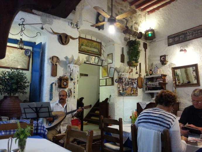Lucullus Taverna, Naxos/Yunanistan 06 Temmuz 2014 Pazar Naxos Marina, Naxos, Naxos Adası Bugün evlenme yıldönümümüz. Ancak bu şartlarda tekneyi bırakıp dışarıya yemeğe gitmek istemiyoruz.