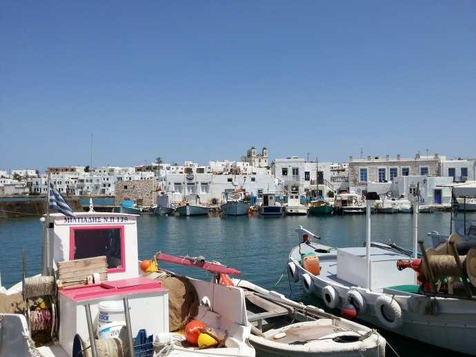 Paros Adası Naxos dan daha küçük, fakat turistik olarak çok daha meşhur. Hemen bir araba kiralıyoruz ve ilk önce adanın batısında, merkezi olan Paroikia ya gidiyoruz.