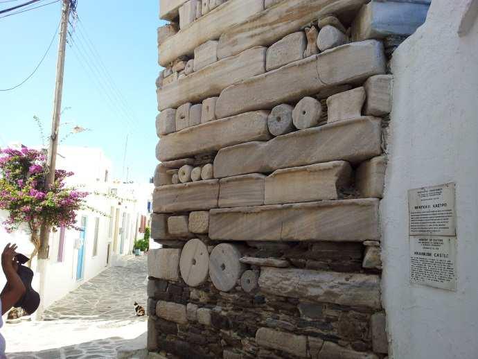 Yapımında burada bulunan antik şehirdeki ve civardaki değişik taşlar kullanılmış.