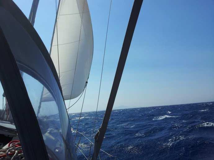 Yine de bir arkadaşın hararetle tavsiye ettiği, Naxos Adası nın hemen güneyindeki minik Koufonisia Adası na gitmeye karar veriyoruz. Rüzgar 25 knot civarında. Sabah 09:20 de yola koyuluyoruz.