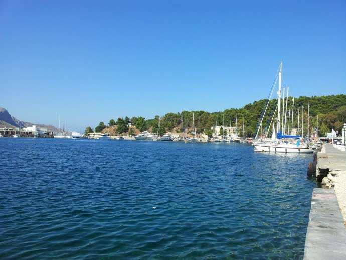 Marina botu bizi kurtarmak için 1,5 saat kadar uğraşıyor. Çoğu gitti, azı kaldı, ancak bir türlü bottan sarkıttığı kanca ile tam kurtulmak mümkün olmuyor.