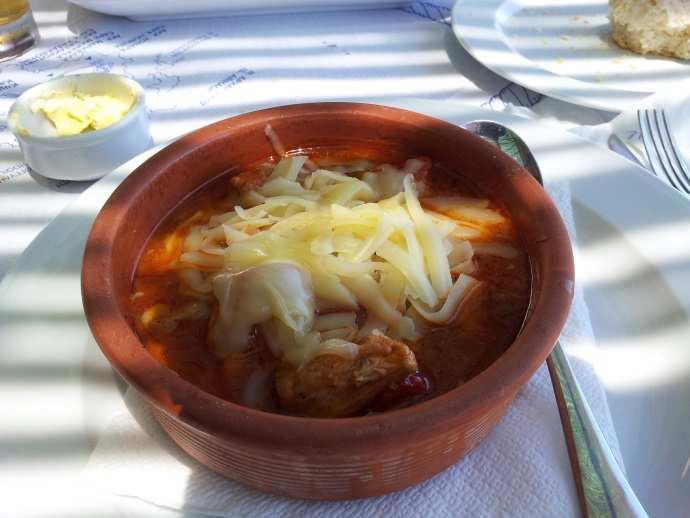 Ben bekri meze istiyorum. Bekri meze bizim bildiğimiz etli güveç. Birkaç restoranda denediğim bu yemek biraz farklılıklar gösterse de temelinde güveç. Anlaşılan Bekri güveci pek severmiş!