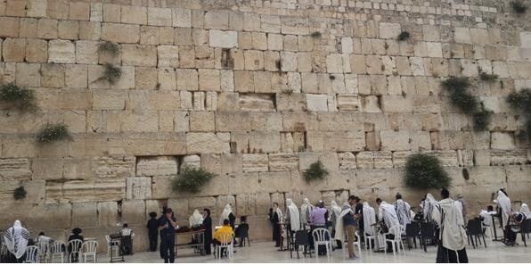 BURAK DUVARI (Ağlama Duvarı) Mescid-i Aksa nın Batı duvarıdır. Rasulullah (s.a.s) Miraç gecesi Burak ını bağladığı Mescid-i Aksa nın batı duvarı Burak Duvarıdır.