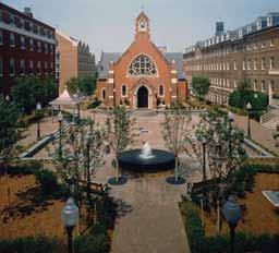 Georgetown University nin Potomac River kenarındaki kampüsünde 50 eyaletten ve 100 farklı ülkeden öğrenciler eğitim almaktadır.