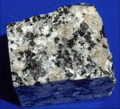 Granit-granodiyorit: Açık renkli, çoğunlukla eşit boyda kuvars ve feldispattan oluşan kayaçlara granit denir Çok az miktarda