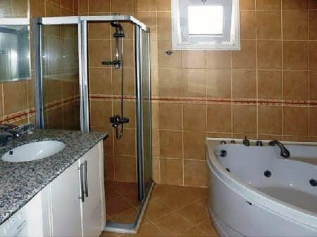 Ekipman: Banyo Mutfak Gömme mutfak Açık Mutfak Döşemeler Banyo küvetli duş Enerji Kimlik Belgesi henüz mevcut değildir Fayans Asansör Yolcu asansörü Ekipman Banyo: Küvet / Whirlpool Mutfak: