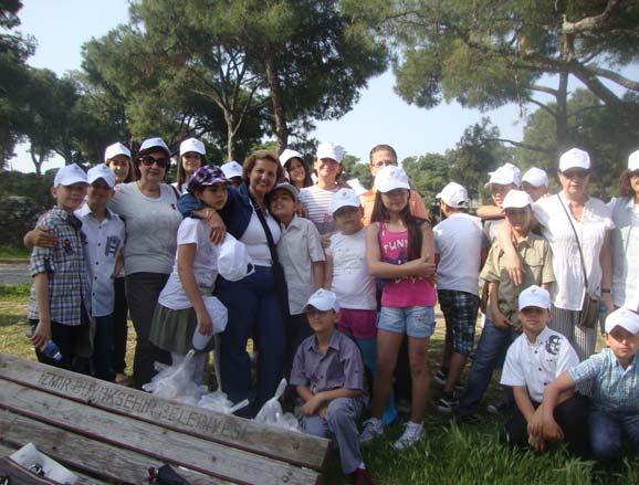 oturtarak orada gördüklerini çizdiler, boyadılar. Saat 14.00 de okula döndüler. Yorulduk, terledik ama her şeye değerdi. Bizlere sarılıp öptüler. Ayrılmak istemiyorlardı.