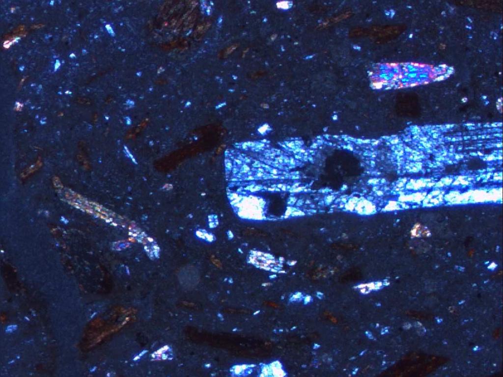 a 0.2mm b 0.2mm Şekil 4.5.a. Hiyaloplitik doku gösteren bazaltın mikrofotografı, b.