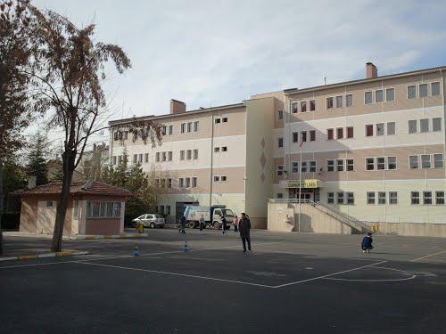 CUMHURĠYET ANADOLU LĠSESĠ Cumhuriyet Anadolu Lisesi, 1985 yılında eğitim öğretime ortaokul olarak baģlayan, 1992 yılında yapımı tamamlanan Ģu andaki binasında lise olarak eğitim öğretime devam eden