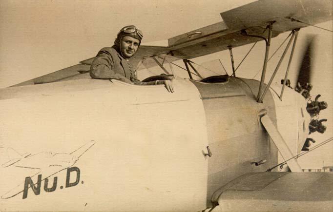 Mehmet Kum, NuD-36 Uçağında,1941 Gök Okulu nda Mehmet Kum un unutamadığı hocalarından biri İstiklal Harbi nin pilotlarından Basri Alev dir.