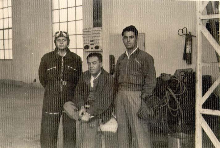 Mehmet Kum en sevdiği hocası Kurtuluş Savaşı Pilotlarından Basri Alev ve Mehmet Altunbay ile birlikte, 1941 Ben eğitim uçuşumu baş hocamız Basri Alev ile yapıyordum.