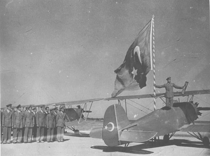 1940 yılında, Nuri Demirağ' ın Türk'ün yaptığı uçakları elbette Türkiye'de yetişen pilotlar uçuracaktır ilkesi yetişen üniversite öğrencileri.